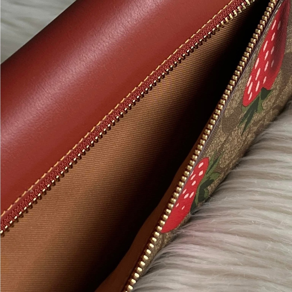 CH524 - Coach Travel Envelope Wallet in Signature Canvas with Strawberry Print - Picture 11 of 16